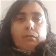 Insegnante elementari impartisce lezioni di storia per bambini elementari e medie